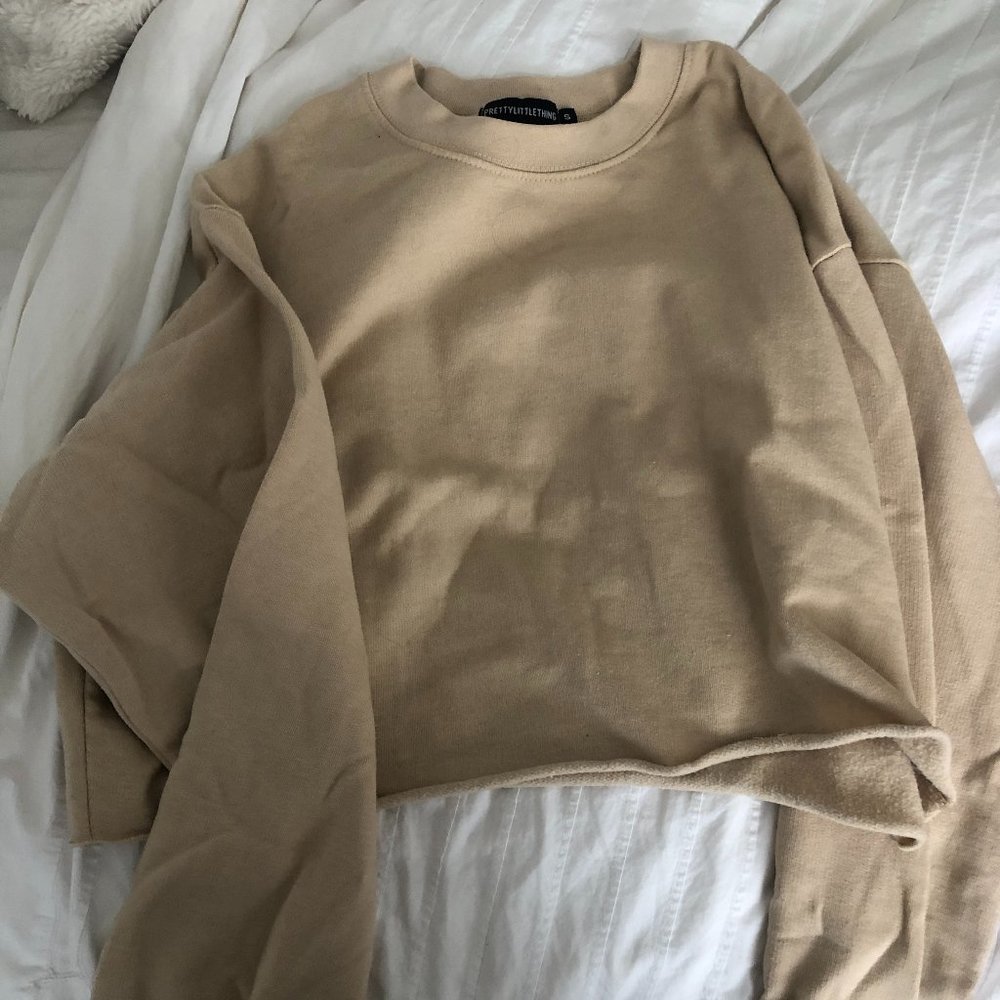 Pretty Little Thing Beige Cropped Crewneck